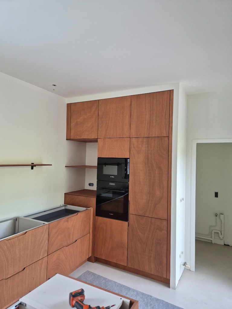 Meuble colonne en bois avec fours intégrés en cours de pose