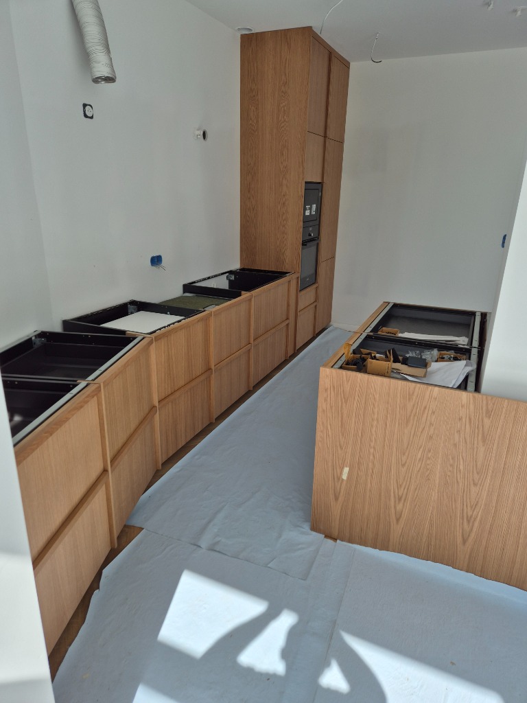 Pose de meubles bas de cuisine en chêne clair